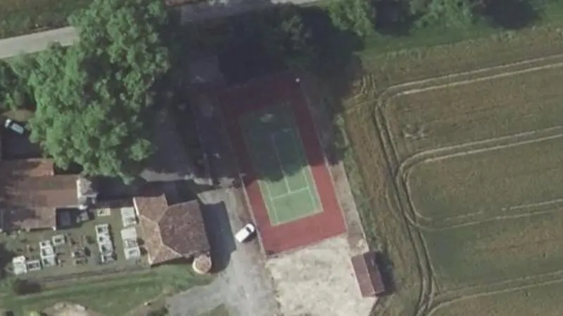Vue aérienne du court de tennis : Terrain de tennis de Cézac