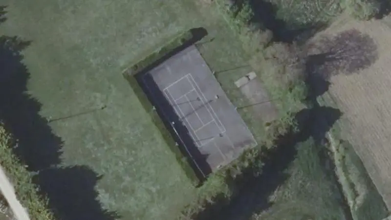 Vue aérienne du court de tennis : Terrain de tennis de Luyères