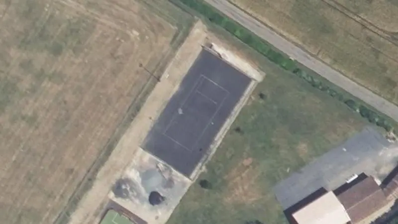 Vue aérienne du court de tennis : Stade de Brux