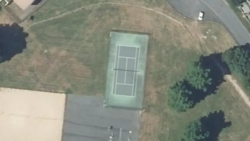 Vue aérienne du court de tennis : Cosec de Nerdre