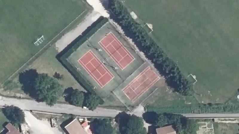 Vue aérienne des courts de tennis : Ensemble Sportif de Rochemaure