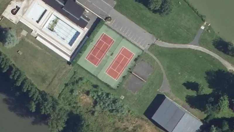 Vue aérienne des courts de tennis : Base de Loisirs d'Attichy