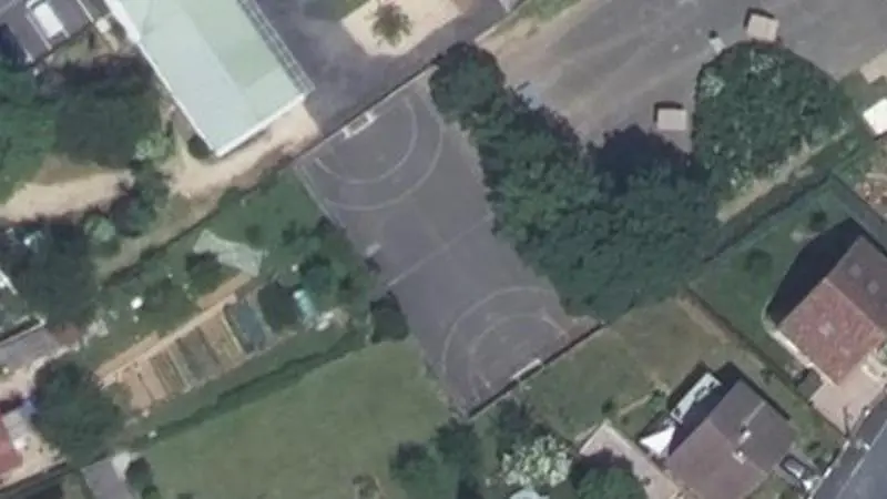 Vue aérienne du court de tennis : Complexe de l Ermitage