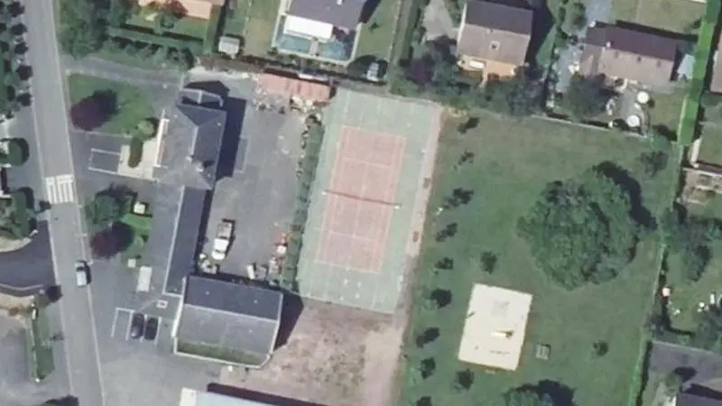 Vue aérienne du court de tennis : Salle polyvalente de Vimont