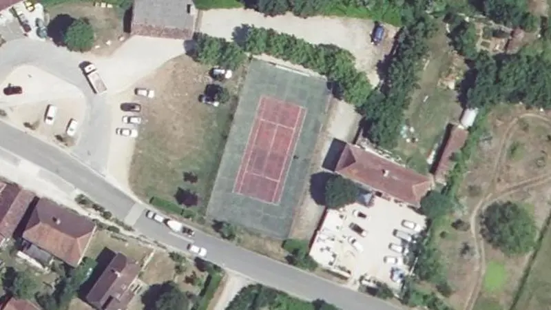 Vue aérienne du court de tennis : Terrain de tennis de Concots