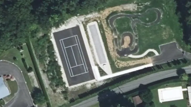 Vue aérienne des courts de tennis : Complexe sportif de Clermont-en-Argonne