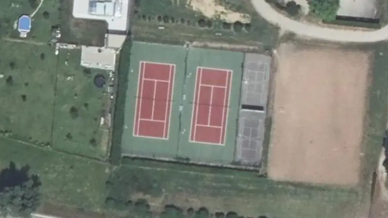 Vue aérienne des courts de tennis : Complexe Municipal de Luzinay
