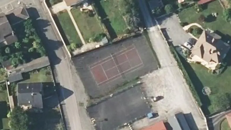 Vue aérienne du court de tennis : Stade de Gurmençon