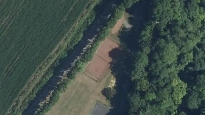 Vue aérienne du court de tennis : Aire de jeux de Vadencourt