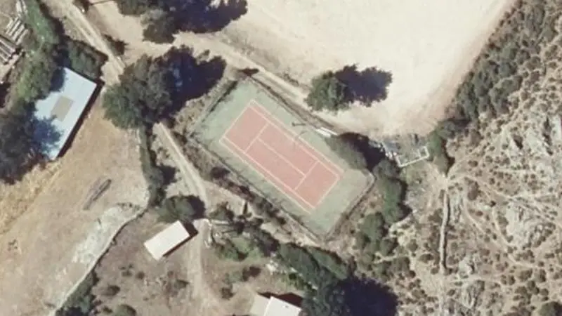 Vue aérienne du court de tennis : Stade + Tennis