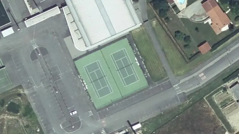 Vue aérienne des courts de tennis : Complexe sportif Beldou