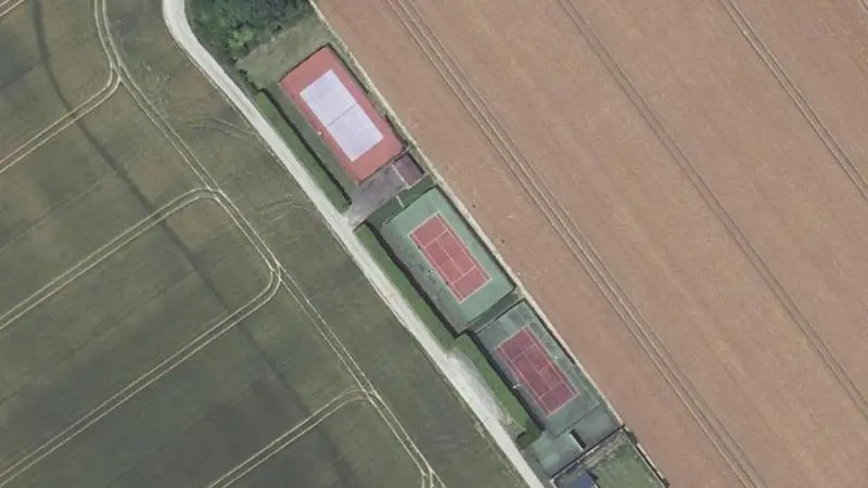 Vue aérienne des courts de tennis : 3 Terrains de Tennis + Mur d'Entraînement