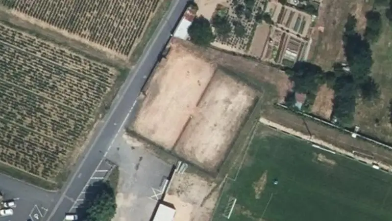 Vue aérienne des courts de tennis : Petit complexe