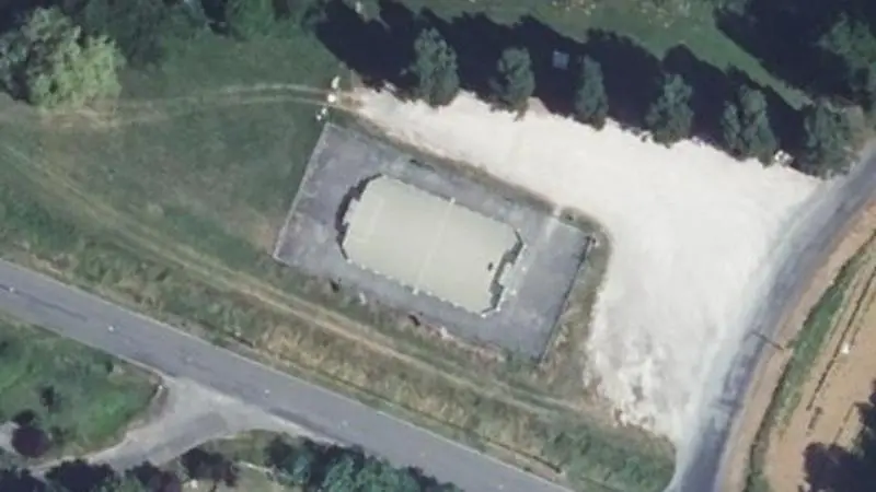 Vue aérienne du court de tennis : Terrain de tennis de Dégagnac