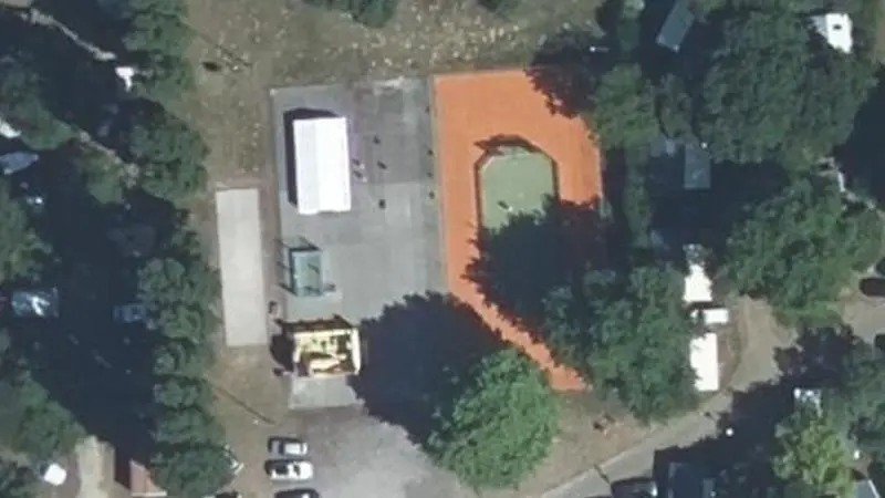 Vue aérienne du court de tennis : Tennis Plein Air Camping