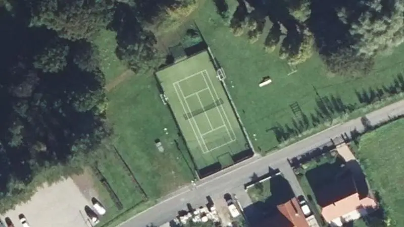 Vue aérienne du court de tennis : Installations sportives du Parc St-Quirin