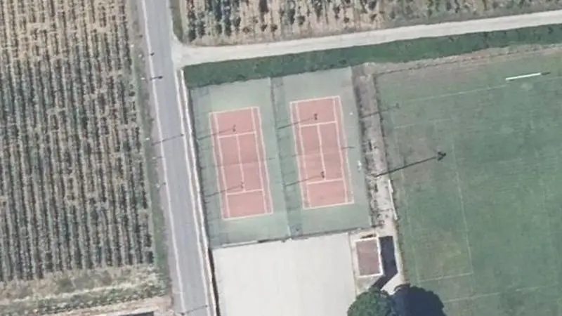 Vue aérienne du court de tennis : Stade Municipal de Codolet