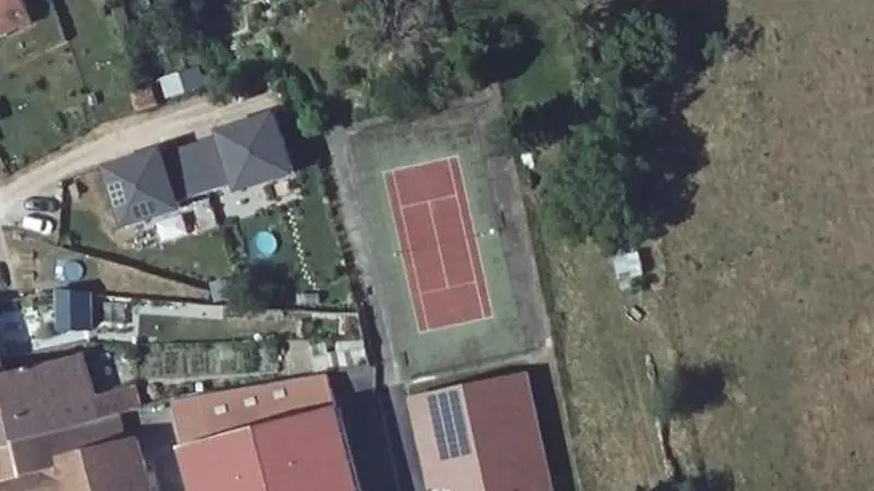 Vue aérienne du court de tennis : Terrain de tennis d'Igney