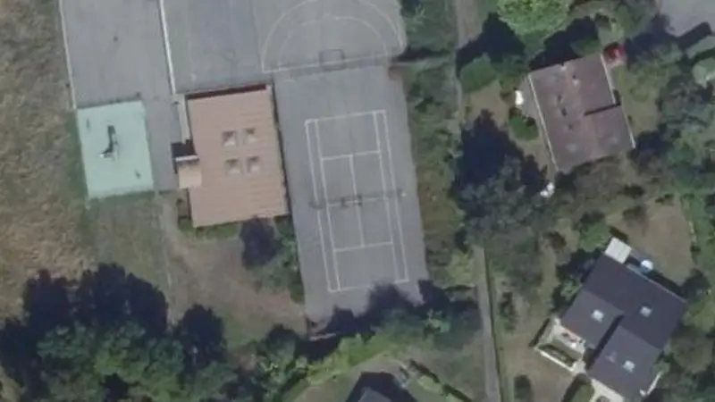Vue aérienne du court de tennis : Des Crayons