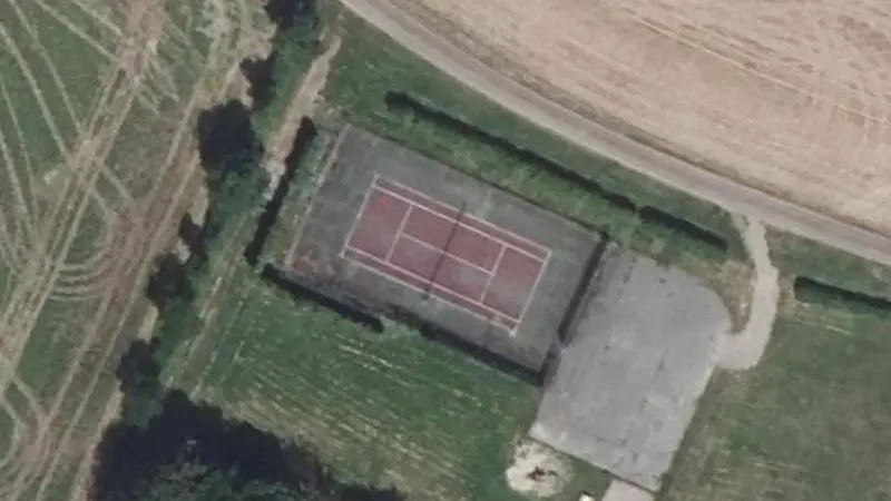 Vue aérienne du court de tennis : Terrain de football / Terrain de tennis