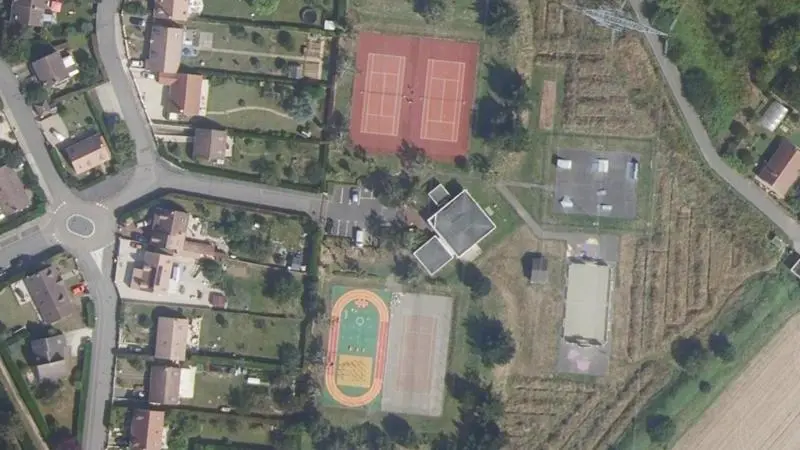 Vue aérienne des courts de tennis : Fond de Chars