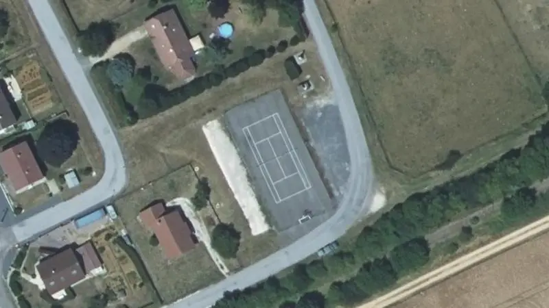 Vue aérienne du court de tennis : Terrain de tennis de Prez-sous-Lafauche