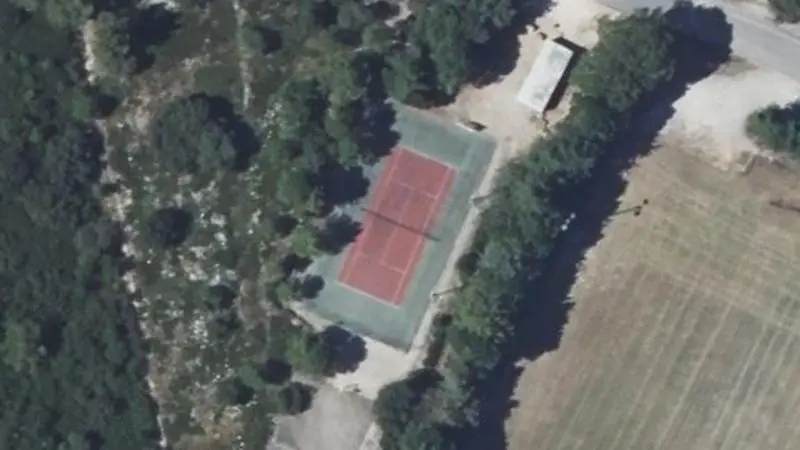 Vue aérienne du court de tennis : Court de Tennis de Combas