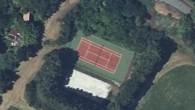 Vue aérienne du court de tennis : Terrain de tennis de Saint-Julia