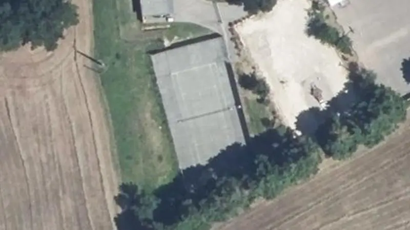 Vue aérienne du court de tennis : Terrain de tennis de Saint-Bauzile