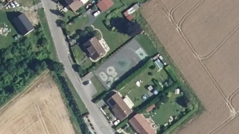 Vue aérienne du court de tennis : Terrain de tennis de Chipilly
