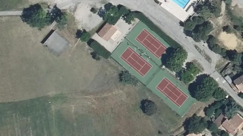 Vue aérienne des courts de tennis : Terrains de tennis de Bédoin
