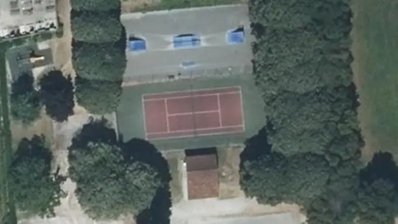 Vue aérienne du court de tennis : Le petit stade