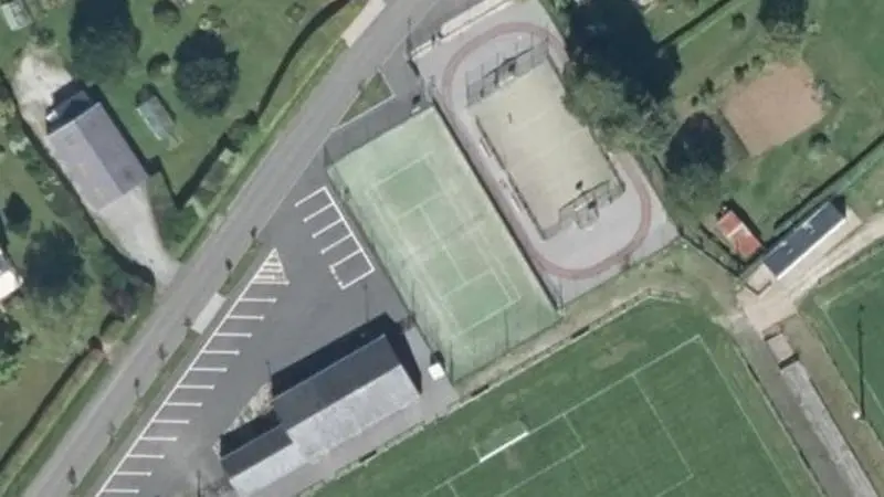Vue aérienne du court de tennis : Terrain de football