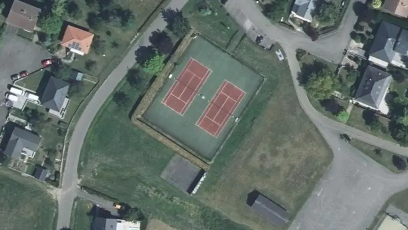 Vue aérienne des courts de tennis : Aire de sport de Mécleuves