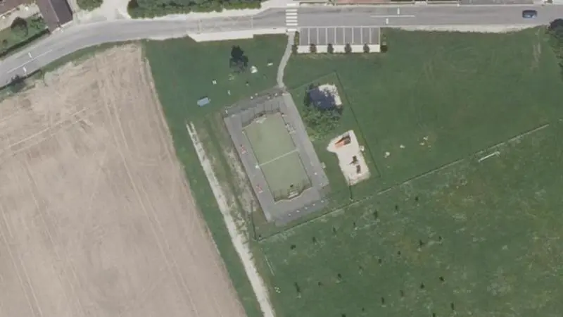 Vue aérienne du court de tennis : Terrains de Sport d'Hermé