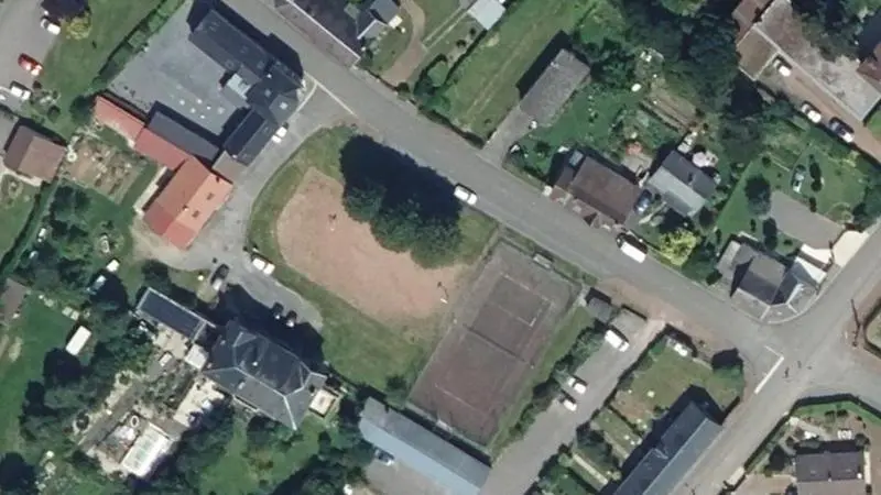 Vue aérienne du court de tennis : Terrain de tennis / Terrain de basket