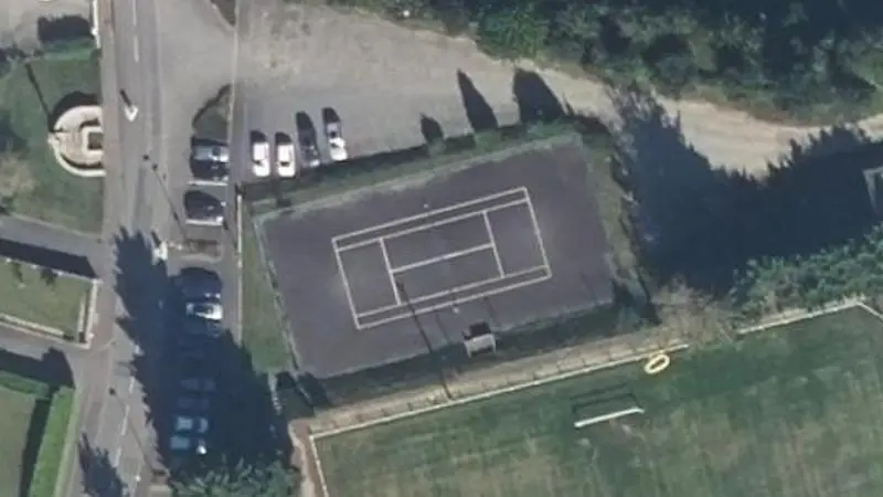 Vue aérienne du court de tennis : Salle multisports