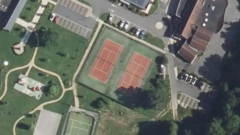 Vue aérienne des courts de tennis : Place de l Eglise