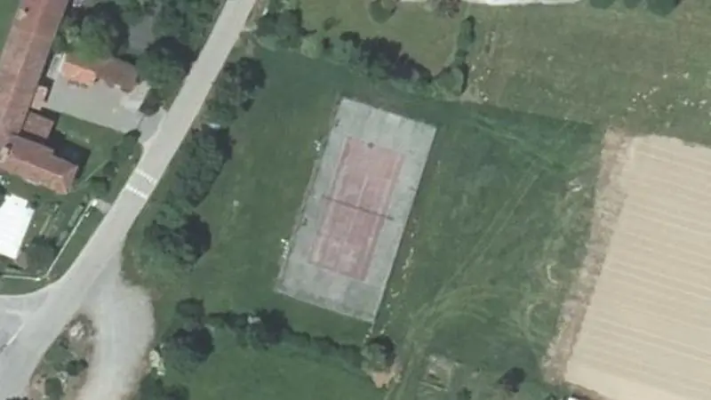 Vue aérienne du court de tennis : Terrain de tennis d'Esclassan-Labastide