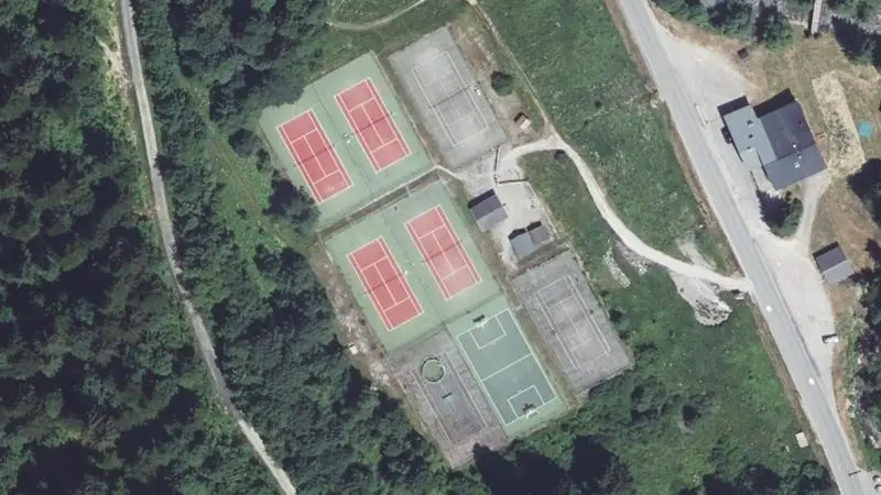 Vue aérienne des courts de tennis : Tennis et Foot
