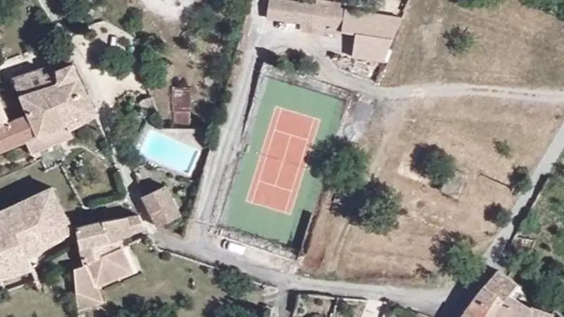 Vue aérienne du court de tennis : Court de Tennis de Courry