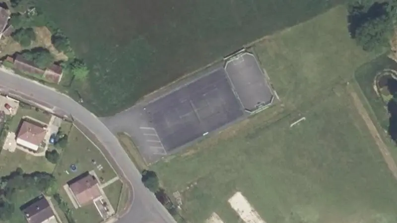 Vue aérienne du court de tennis : Stade de Nargis