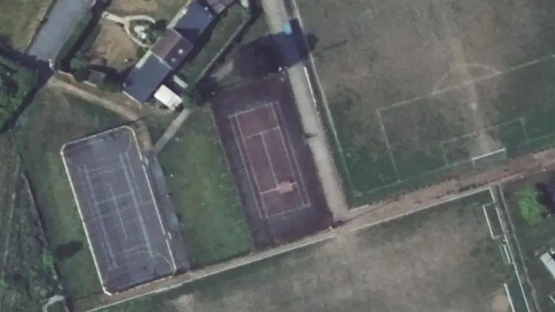 Vue aérienne du court de tennis : Complexe Sportif de Quarouble