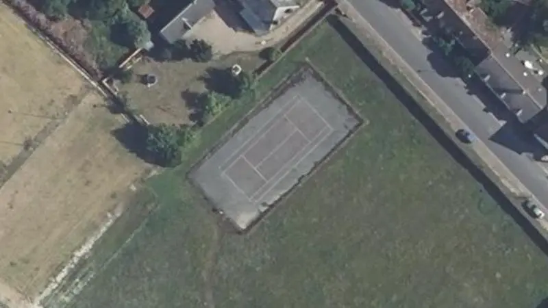 Vue aérienne du court de tennis : Stade de la Buffiere