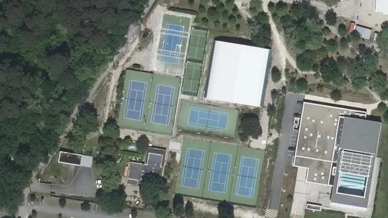 Vue aérienne des courts de tennis : Domaine du Pinsan