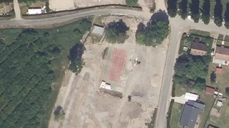 Vue aérienne du court de tennis : Terrain de Jeux