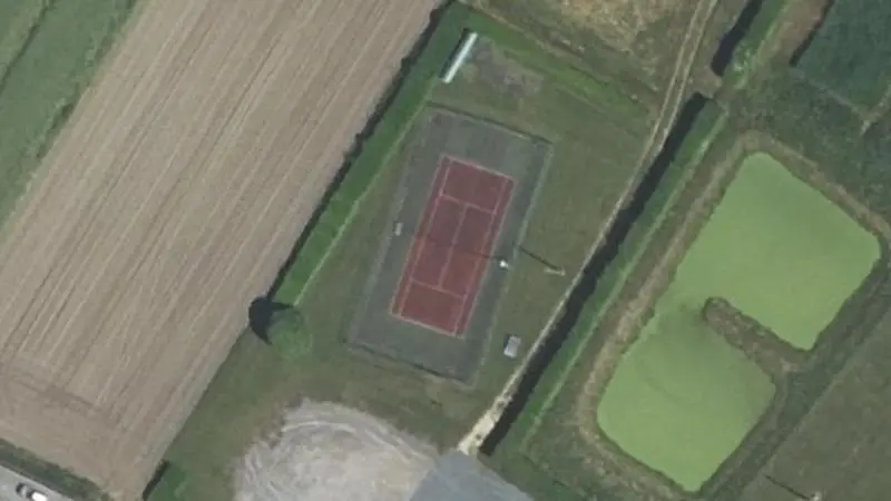Vue aérienne du court de tennis : Terrain de tennis de Blou