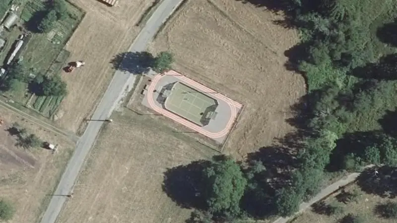 Vue aérienne du court de tennis : Tennis et salle de gymnastique