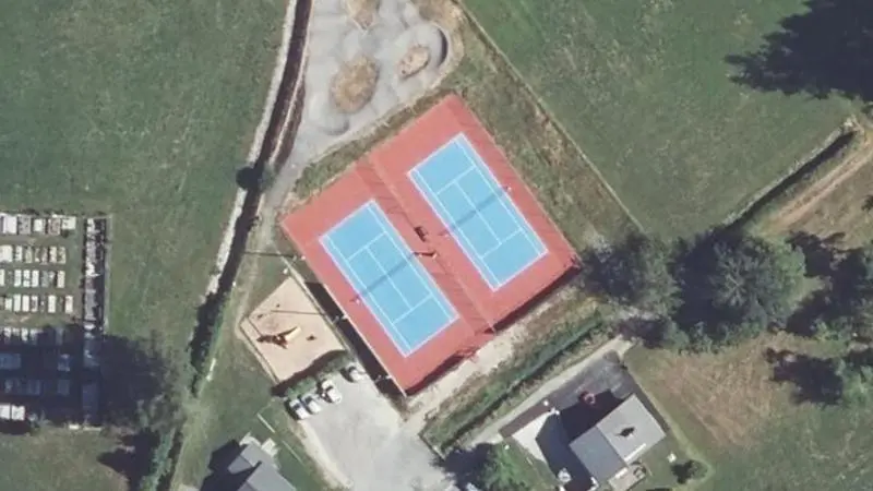 Vue aérienne des courts de tennis : Terrains de tennis de Servoz