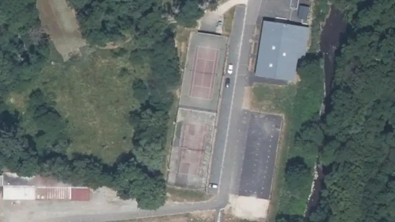 Vue aérienne des courts de tennis : Zone de loisirs d'Andelnans